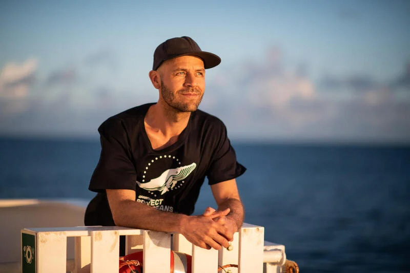 Daniel Bengtsson står vid havet och blickar ut över något i fjärran.